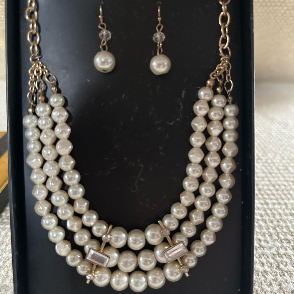 Elegant Pearl Necklace and Earring Set